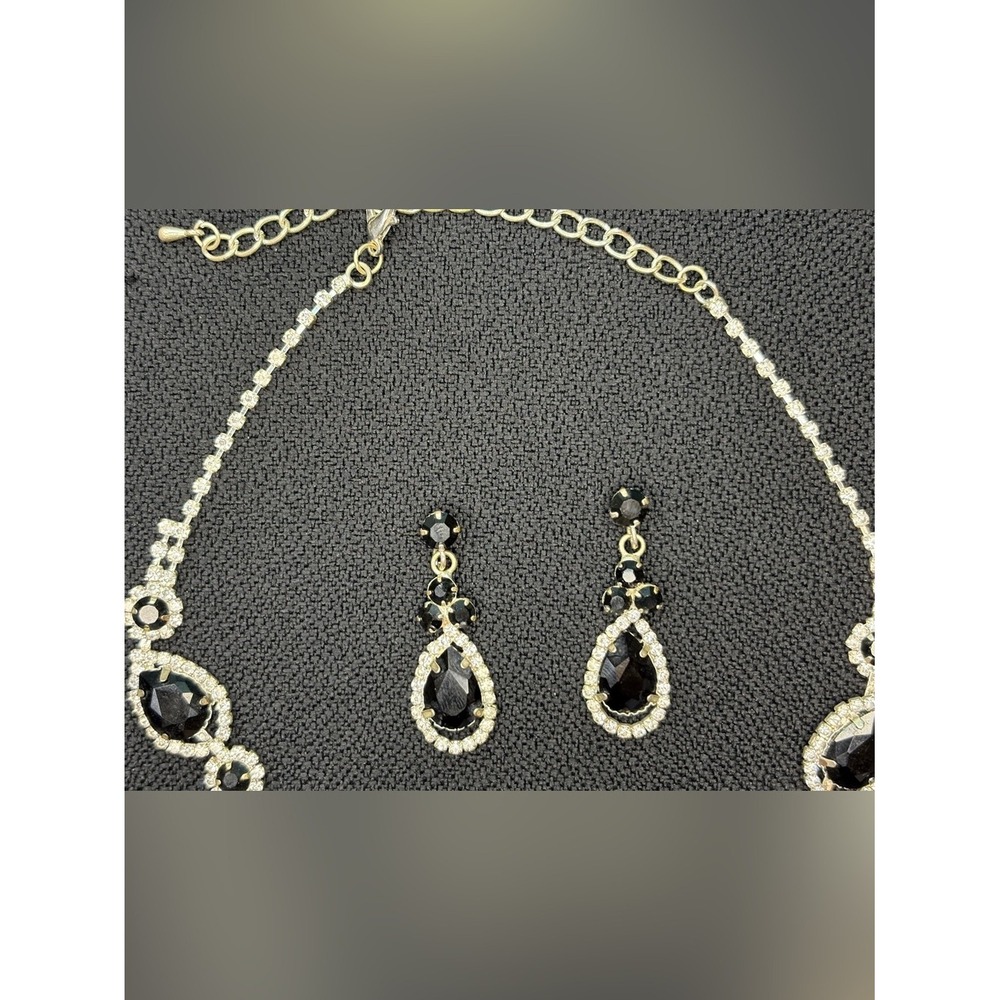 Elegant Black Teardrop Crystal Necklace and Earrings Set - Picture 5 of 13